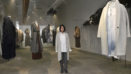 Depuis près de 20 ans, Yukari Suda est tellement inspirée par le Pas-de-Calais, qu'elle a donné à sa maison de couture le nom du département français. L'union improbable entre cette designer qui ne parle que le japonais et ce coin de France remonte à 1998. Séduite par la dentelle de Calais, mais aussi par les paysages et la lumière de la région, la créatrice japonaise dessine une première collection Pas de Calais (sans trait d'union pour sa marque). En 2013, une boutique a ouvert à New York, puis une autre à Paris, en 2015. La collection arbore des couleurs douces, beaucoup de beige, de marron, de gris. "Il y a toujours une relation" avec le Pas-de-Calais, explique à l'AFP Yukari Suda. "Mes vêtements ne sont pas faits de couleurs vives", dit-elle, mais plutôt dans tes tons "similaires à ceux de la mer dans le Pas-de-Calais". Lors d'une visite dans la région, en 2014, elle s'est rendue chez deux dentelliers calaisiens, Cosetex et Noyon. Elle n'a pas utilisé de dentelle de Calais dans cette collection "mais s'il y a une possibilité (à l'avenir), j'aimerais beaucoup". Face à la "fast fashion", le sujet très discuté à la Fashion Week, elle offre une mode pérenne. "Je fais des vêtements pour que même si une femme a acheté des pièces il y a vingt ans, elle puisse les porter avec celles d'aujourd'hui", explique-t-elle. L'élégance dans le vêtement quotidien, le chic tout-terrain qui est aujourd'hui adopté par beaucoup de créateurs, Yukari Suda en a fait son identité. "Je veux faire de vrais vêtements", dit-elle. "Il n'y a aucun intérêt à faire des vêtements si vous ne pouvez pas les porter." Un revers, un dégradé, une échancrure, la styliste a placé ici ou là un détail qui donne de l'allure à ses robes, ses pantalons ou ses vestes, sans ostentation. La collection est placée sous le signe de la "détérioration"  de l'usure du temps.
 (Jacopo Raule / GETTY IMAGES NORTH AMERICA / AFP)