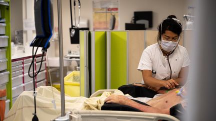 Une interne en médecine dans un service de réanimation, à Annonay (Ardèche), le 28 avril 2020. (BASTIEN DOUDAINE / HANS LUCAS)