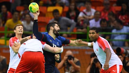 Le Français Nikola Karabatic aux prises avec trois joueurs danois en finale du tournoi olympique à Rio, le 21 août 2016. (FRANCK FIFE / AFP)