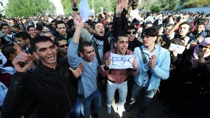 Des étudiants protestent contre le gouvernment devant le ministère de l'éducation supérieure,à Alger, le 22/02/11 (AFP/Farouk Batiche)