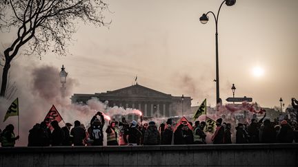 Des opposants au projet de loi sur la réforme des retraites manifestent devant l'Assemblée nationale, le 24 janvier 2020.&nbsp; (NICOLAS CLEUET / HANS LUCAS / AFP)