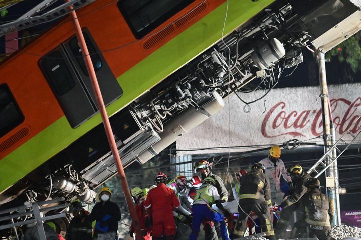 Des sauveteurs s'activent dans les décombres de l'accident de métro, le 4 mai 2021 à Mexico (Mexique). (PEDRO PARDO / AFP)