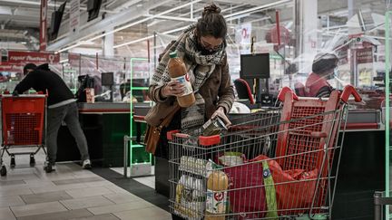 Une cliente d'un supermarché à Bordeaux (Gironde) le 4 novembre 2020. Photo d'illustration (PHILIPPE LOPEZ / AFP)