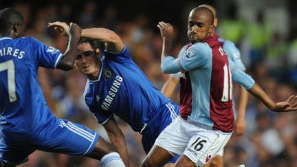 Le joueur de Chelsea Ramires essaie de stopper les attaques d'Aston Villa