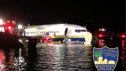 Un Boeing 737 après son atterrissage dans la rivière Saint John à Jacksonville, en Floride, le 3 mai 2019.&nbsp; (HO / JACKSONVILLE, FLORIDA SHERIFF'S / AFP)