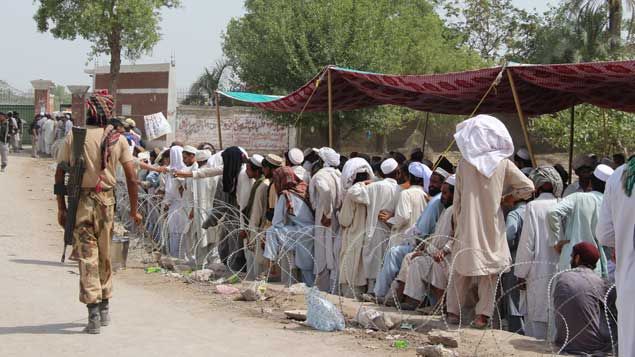 &nbsp; (Déplacés faisant la queue pour obtenir de la nourriture devant le stade de Bannu.  © Joël Bronner/Radio France)