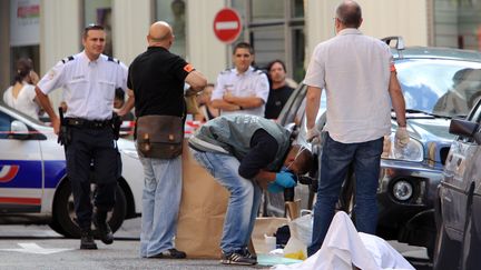 La police scientifique enqu&ecirc;te pr&egrave;s de la bijouterie dont le propri&eacute;taire a tir&eacute; sur un braqueur, , le 11 septembre 2013,&nbsp;&agrave; Nice (Alpes-Maritimes). (JEAN CHRISTOPHE MAGNENET / AFP)