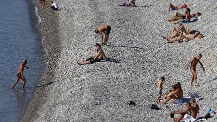 Ce lundi de Pentecôte, seuls trois Français sur dix devraient travailler. (VALERY HACHE / AFP)