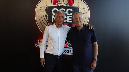 Jean-Pierre Rivère et le nouvel entraîneur de l'OGC Nice, Lucien Favre. (VALERY HACHE / AFP)