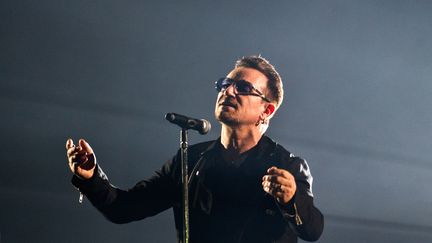 Le chanteur de U2, Bono, le 9 novembre 2014 &agrave; Glasgow (Ecosse). (HUSSEIN ZAK / SIPA)