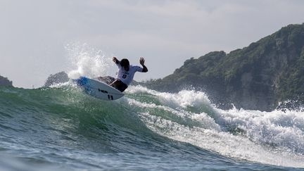 Jérémy Florès lors de sa première session sur le spot de&nbsp;Tsurigasaki, le 25 juillet 2021 (OLIVIER MORIN / AFP)