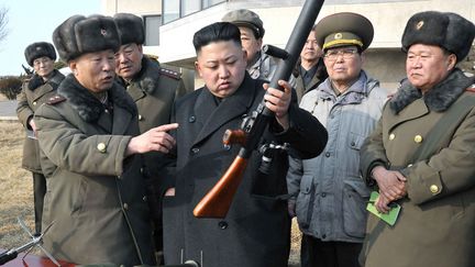 Le leader nord-cor&eacute;en Kim Jong-un regarde un fusil lors d'une inspection militaire, le 26 f&eacute;vrier 2013. (MAXPPP)