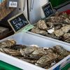 Des huîtres sur un marché de&nbsp;Talmont-Saint-Hilaire, en Vendée (photo prise le 5 septembre 2020). (MAUD DUPUY / AFP)