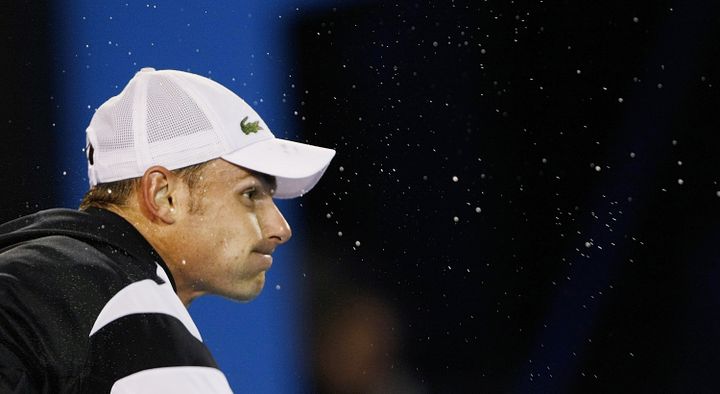 Le tennisman Andy Roddick qui transpire beaucoup, lors d'un match contre Roger Federer en demi-finale de l'Open d'Australie, le 29 janvier 2009. (DARREN WHITESIDE&nbsp;/ REUTERS)