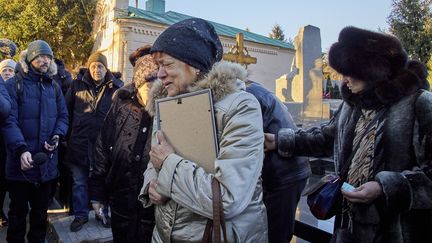 Les proches de Volodymyr Vakulenko lors de ses obsèques à Kharkiv (Ukraine), le 6 décembre 2022 (SERGEY KOZLOV / EPA)