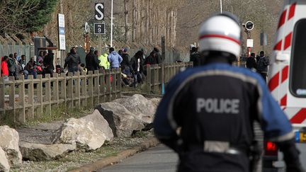 Des migrants se bagarrent sous le regard des policiers, le 21 octobre 2014 &agrave; Calais. (MAXPPP)