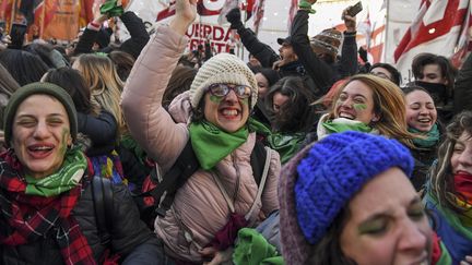 Des Argentines célèbrent le votent de l'Assemblée en faveur du droit à l'avortement, à Buenos Aires (Argentine), le 14 juin 2018.&nbsp; (EITAN ABRAMOVICH / AFP)