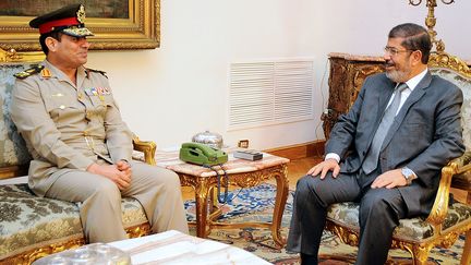 Le ministre de la D&eacute;fense (G),&nbsp;Abdel Fattah Al-Sissi, et le&nbsp;pr&eacute;sident &eacute;gyptien Mohamed Morsi, le 13 ao&ucirc;t 2012, au Caire (Egypte). (EGYPTIAN PRESIDENCY / AFP)