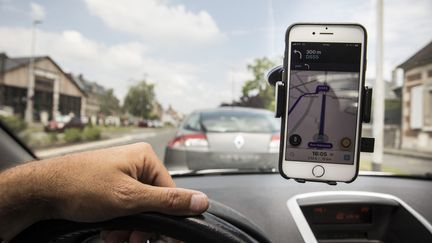 Un automobiliste utilise l'application de navigation Waze sur une route de l'Oise, le 5 juin 2018.&nbsp; (MAXPPP)