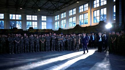 Le président français, Emmanuel Macron, s'apprête à s'adresser à des soldats à la&nbsp;base aérienne&nbsp;militaire de&nbsp;Mihail-Kogalniceanu, à Constanta (Roumanie), le 14 juin 2022.&nbsp; (YOAN VALAT / AFP)