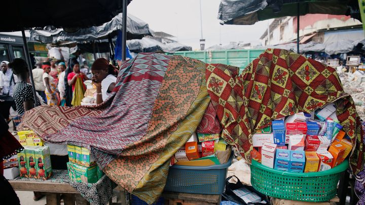 Vendeur de faux médicaments dans une rue d'Abidjan, en Côte d'Ivoire, le 3 octobre 2018. (LUC GNAGO / X01459)