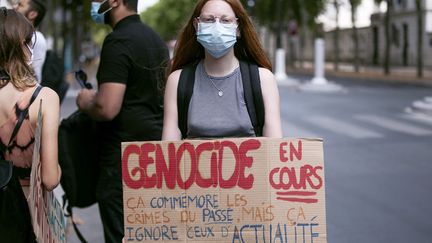 Un rassemblement devant l'ambassade de Chine à Paris, le 27 juillet 2020, pour protester contre le traitement réservé aux Ouïghours par la Chine. (NOEMIE COISSAC / HANS LUCAS / AFP)