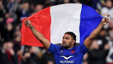 Le talonneur de l'équipe de France, Peato Mauvaka, heureux après la victoire de prestige contre la Nouvele-Zélande, au cours de laquelle il a inscrit deux essais, le 20 novembre 2021 au Stade de France. (FRANCK FIFE / AFP)