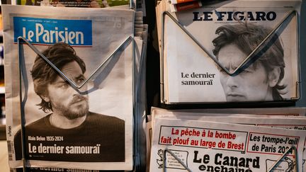 Les unes du "Parisien" et du "Figaro" au lendemain de la mort d'Alain Delon, le 19 août 2024, dans un kiosque à Paris. (DIMITAR DILKOFF / AFP)