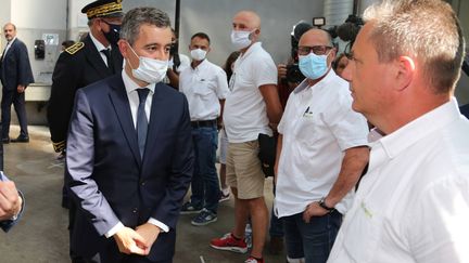 Le ministre de l'Intérieur, Gérald Darmanin, salue les conducteurs de bus de Bayonne (Pyrénées-Atlantiques), le 11 juillet 2020. (MAXPPP)