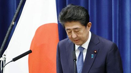 Le Premier ministre japonais Shinzo Abe s'incline après avoir annoncé son intention de démissionner lors d'une conférence de presse à Tokyo, le 28 août 2020. (MAXPPP)