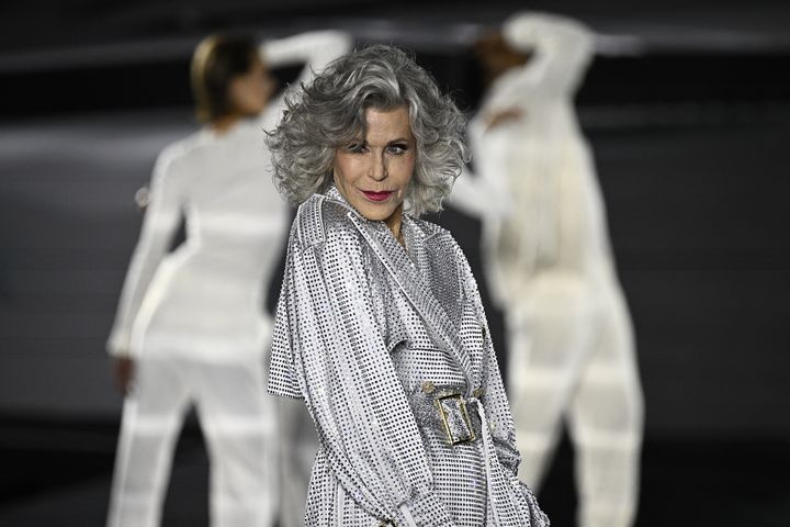 L'actrice Jane Fonda au défilé L'Oréal Paris le 23 septembre 2024, au premier jour de la Paris Fashion Week (JULIEN DE ROSA / AFP)