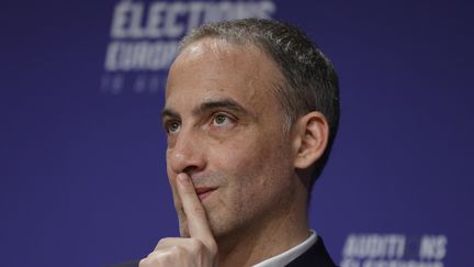 La tête de liste du Parti socialiste et de Place publique aux élections européennes, Raphaël Glucksmann, s'adresse aux membres du Medef, le 18 avril 2024, à Paris. (GEOFFROY VAN DER HASSELT / AFP)