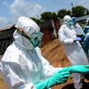 Une &eacute;quipe de la Croix-Rouge s'&eacute;quipe avant une intervention &agrave; Monrovia (Liberia), le 10 octobre 2014. (MOHAMMED ELSHAMY / ANADOLU AGENCY / AFP)