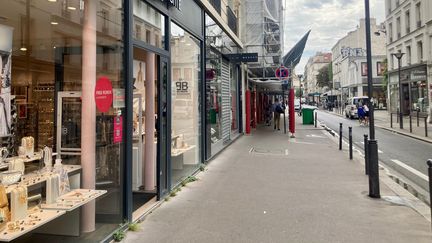 Certains commerçants décident de laisser la porte ouverte malgré la clim. (CAMILLE LAURENT / RADIO FRANCE)