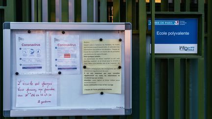 Le panneau d'affichage d'une école fermée en raison de l'épidémie de Covid-19, à Paris, le 23 mars 2020. (MATHIEU MENARD / HANS LUCAS / AFP)