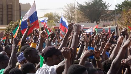 A Ouagadougou, au Burkina Faso, il n'est pas rare de voir des drapeaux russes dans les rues. (Nathanaël Charbonnier / Radio France)