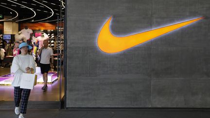 Le logo Nike sur la façade d'une boutique de l'équipementier, à Pékin (Chine). (WU HONG / EPA)