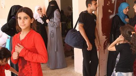 Fuyant la violence en Syrie, ces réfugiés sont accueillis dans une école de la ville frontalière irakienne d'al-Qaïm, le 25 juillet 2012. ( AFP PHOTO / AZHAR Shallal)