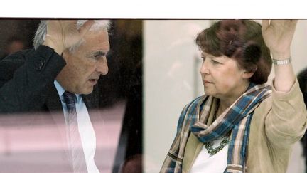 Dominique Strauss-Kahn s'entretient avec Martine Aubry, le 6 mai 2006 à Bordeaux, lors des Etats généraux du PS. (JEAN-PIERRE MULLER / AFP)