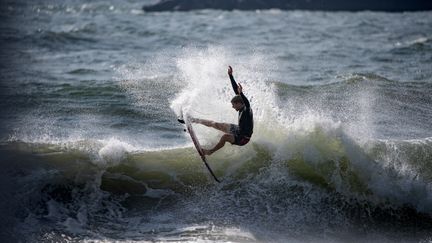 Attention à la mousse ! Le surfeur américain John John Florence sur la vague de la&nbsp;Tsurigasaki Surfing Beach, à Chiba, où se déroulent les épreuves de surf.&nbsp; (OLIVIER MORIN / AFP)