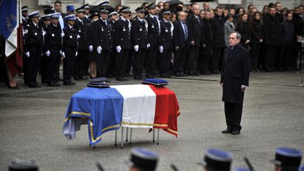 Ministre de l'Int&eacute;rieur &agrave; l'&eacute;poque, Claude Gu&eacute;ant avait rendu hommage au policier tu&eacute;&nbsp;dans la cour d'honneur de la pr&eacute;fecture de Chamb&eacute;ry (Savoie), le 14 avril 2012. (JEFF PACHOUD / AFP)