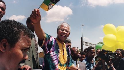 Le leader du Congr&egrave;s national africain se lance en 1994 dans la campagne pour les premi&egrave;res &eacute;lections multiraciales du pays.&nbsp; (WALTER DHLADHLA / AFP)