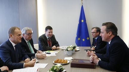 David Cameron (à droite), lors des négociations avec le président du parlement européen Donald Tusk (à gauche), et du président de la Commission&nbsp;européenne Jean-Claude Junker.&nbsp; (FRANCOIS LENOIR / AFP)