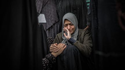 Une proche d'une victime de la guerre entre Israël et le Hamas est photographiée à l'hôpital Nasser de Khan Yunis, dans la bande de Gaza, le 19 novembre 2023. (BELAL KHALED / ANADOLU / AFP)