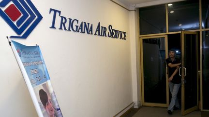 Un homme entre dans les bureaux de Trigana Air, Jakarta, compagnie a&eacute;rienne&nbsp;dont l'avion s'est&nbsp;s'est &eacute;cras&eacute; dimanche 16 ao&ucirc;t,&nbsp;dans une r&eacute;gion montagneuse isol&eacute;e de l'est de l'Indon&eacute;se. (DARREN WHITESIDE / REUTERS)