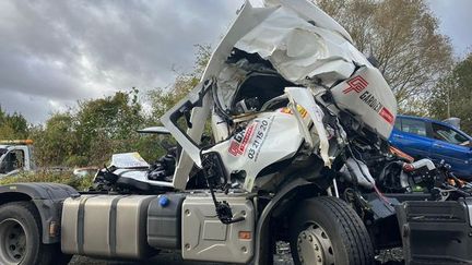 Le camion a percuté un arbre tombé sur les voies peu après 4 heures du matin, le 2 novembre 2023, à Ressons-le-Long (Aisne). (Rémi Vivenot / France Télévisions)