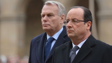 Le Premier ministre, Jean-Marc Ayrault, et le chef de l'Etat, Fran&ccedil;ois Hollande, lors d'une c&eacute;r&eacute;monie en l'honneur de St&eacute;phane Hessel, le 7 mars 2013 &agrave; Paris. (GUIBBAUD / SIPA)