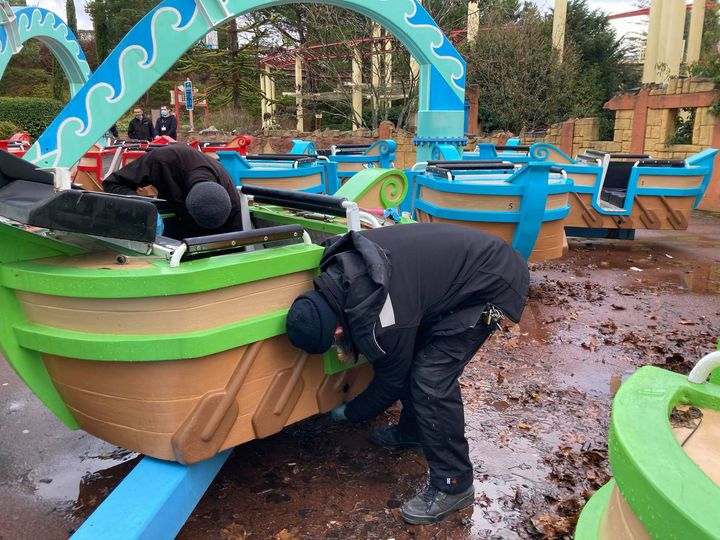 En attendant la réouverture, les techniciens de maintenance du parc Astérix procèdent au démontage, au nettoyage et au remontage des manèges, le 20 décembre 2020. (VICTORIA KOUSSA / FRANCE-INFO)