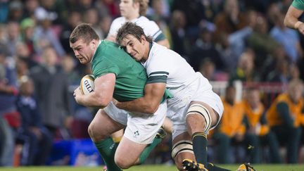  Jack MGrath plaqué par le Sud-Africain Eben Etsebeth, mais l'Irlande remporte sa première victoire en Afrique du Sud (RODGER BOSCH / AFP)