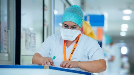 Une soignante&nbsp;à l'hôpital&nbsp;Gaston-Bourret, en Nouvelle-Calédonie, le 23 septembre 2021. (DELPHINE MAYEUR / HANS LUCAS / AFP)